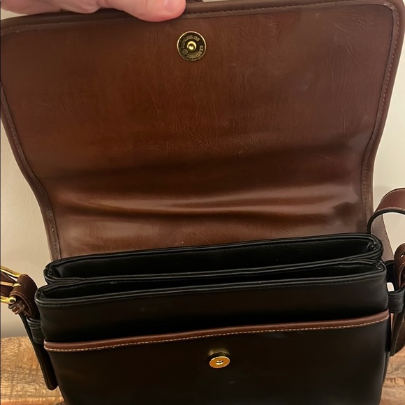 Elegant Black and Brown Crossbody Bag with Adjustable Strap - Picture 6 of 11